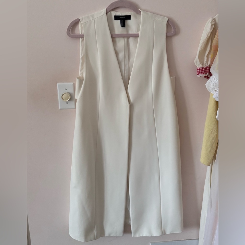 ✨FREE W/ PURCHASE✨ELEGANT SLEEVELESS WHITE VEST 🤍